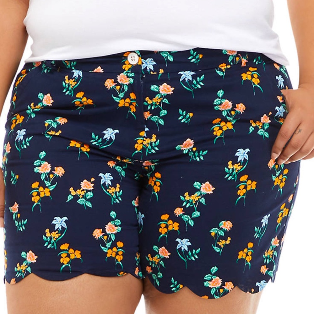 Crown & Ivy Plus Size Shelly Scalloped Shorts